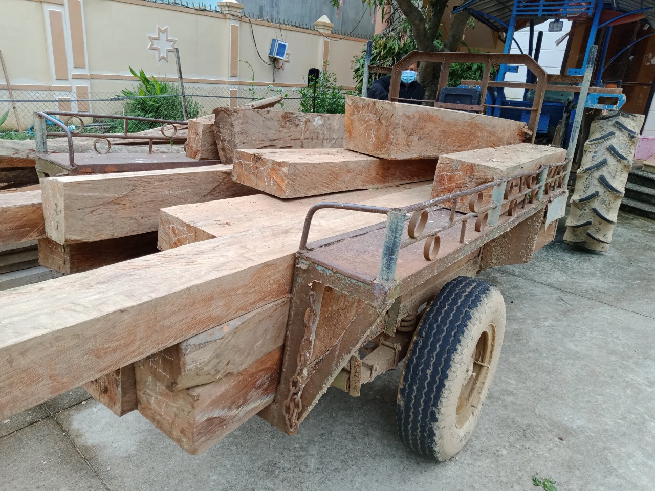      BẮT QUẢ TANG ĐỐI TƯỢNG VẬN CHUYỂN LÂM SẢN TRÁI PHÁP LUẬT 